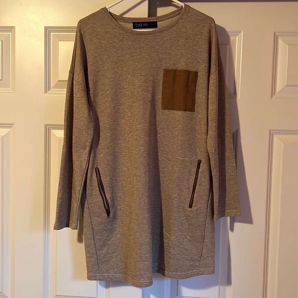 Wonderful, comfortable tan tunic with zip pockets!!